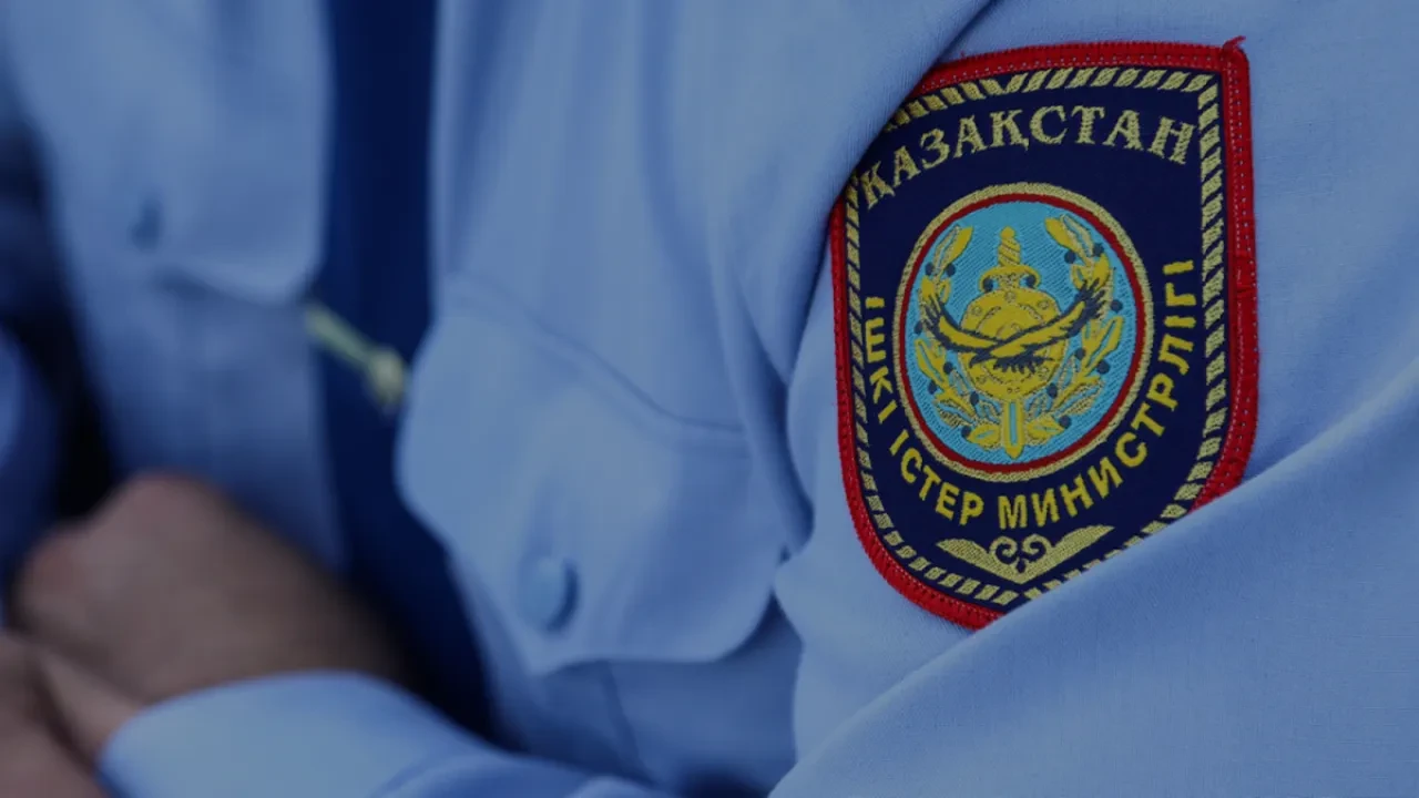 Түркістан облысында екі полицей есірткі сатып жатқан жерінен ұсталды