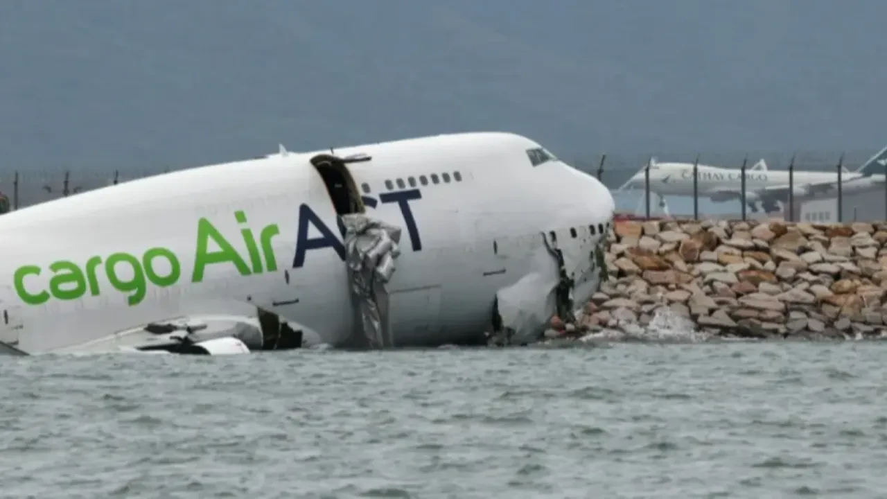 Boeing 747 ушёл в море при посадке в Гонконге: есть жертвы