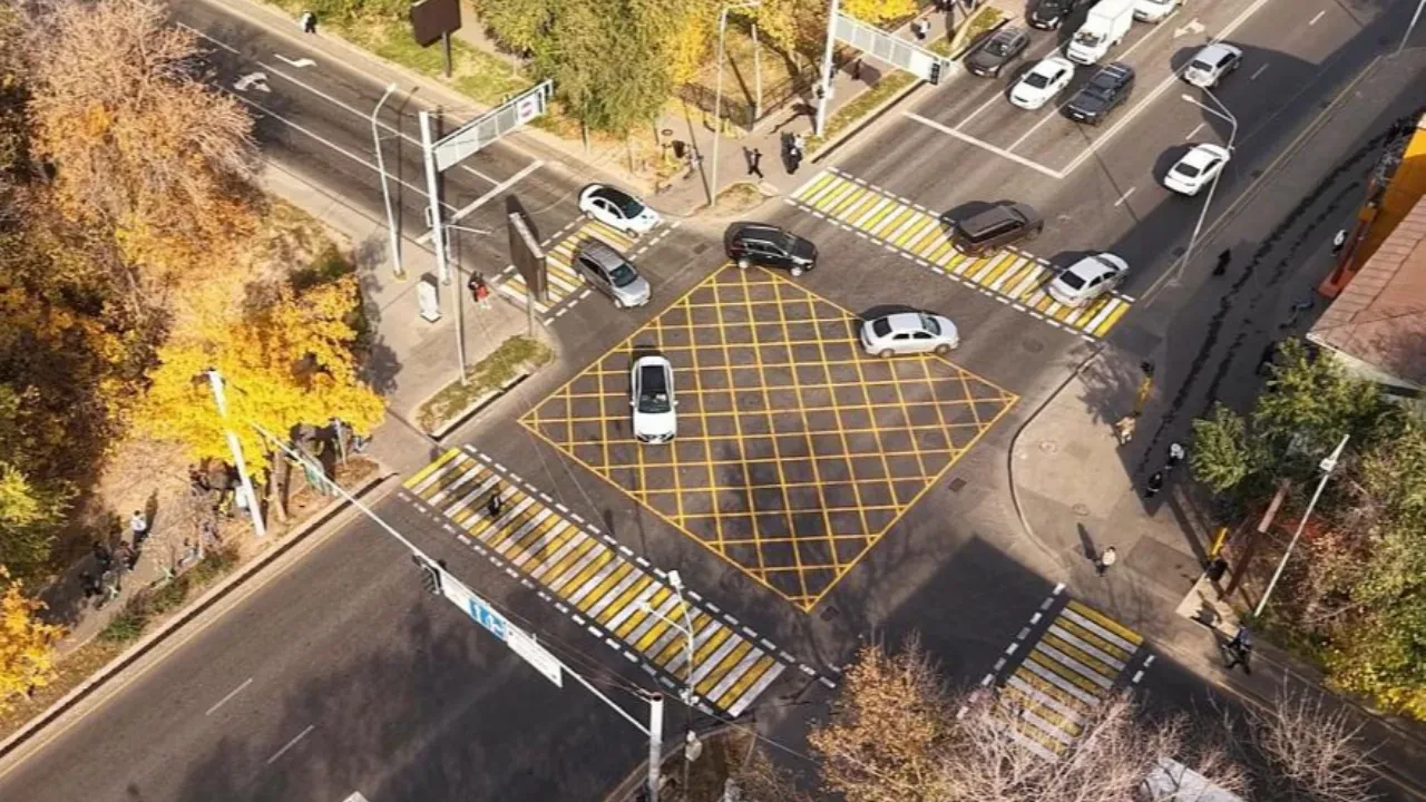 Алматыда «вафельді» жол таңбасын бұзған жүргізушілерге айыппұл салына бастайды