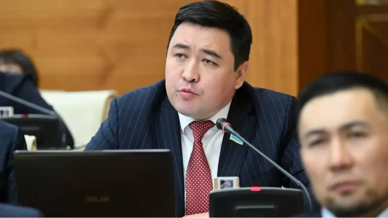 Жағажайдағы дәретханада зәр шығару