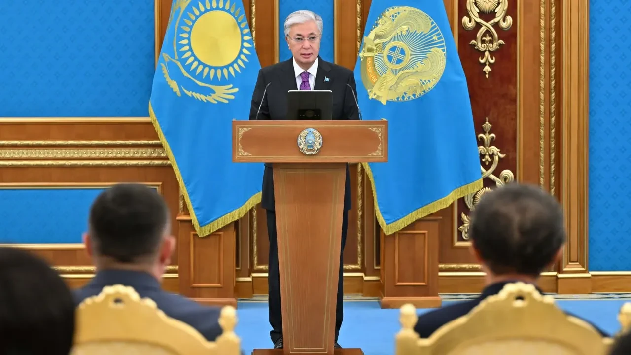 Тоқаев мұғалімдерді алдағы Ұстаздар күнімен құттықтады