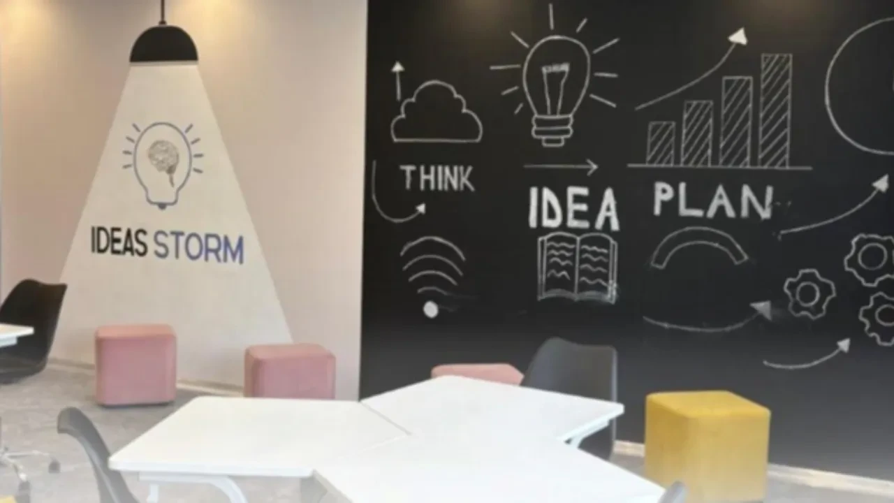 Почти 100 казахстанских школ оформили в едином дизайне