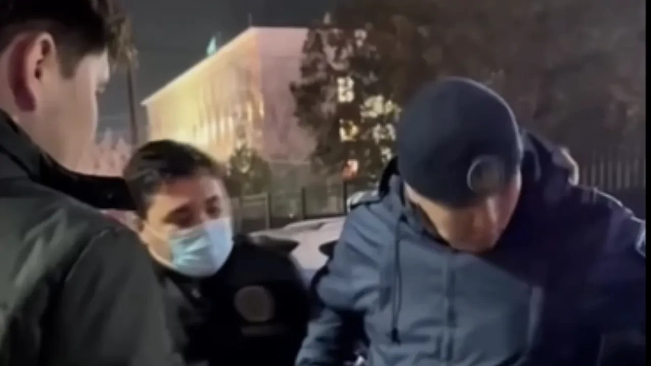 Пара алып ұсталған полиция қызметкері қашып кетпек болған(видео)