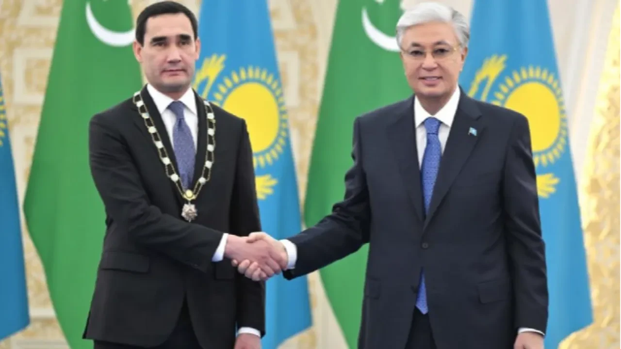 Токаев наградил президента Туркмениста высшей госнаградой Казахстана