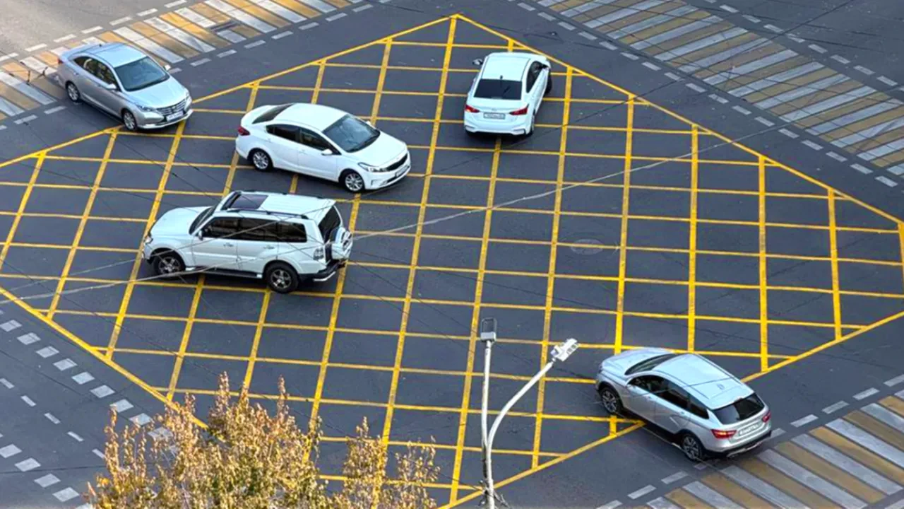 Алматыдағы "вафельді" жол таңбасы: қашаннан бастап айыппұл салына бастайды