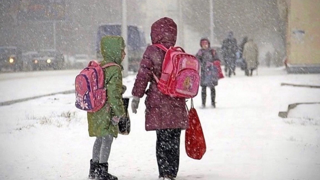 Маски, дистанционка и запрет массовых мероприятий: школы Астаны переходят на усиленный режим