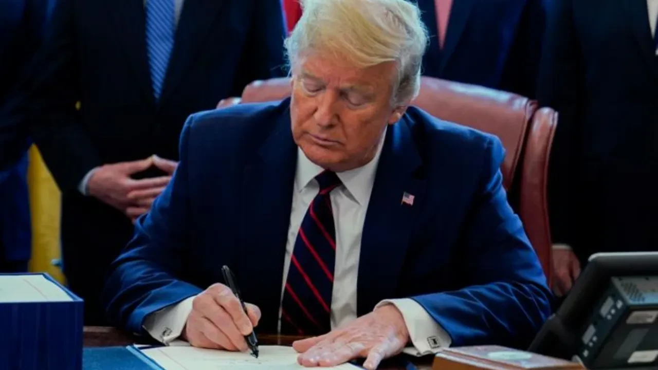 Самый долгий шатдаун США окончен: Трамп утвердил бюджет