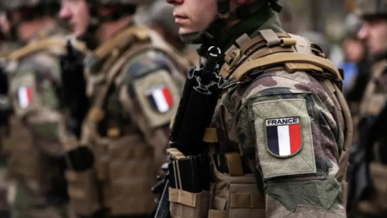 Франция вводит добровольную военную службу