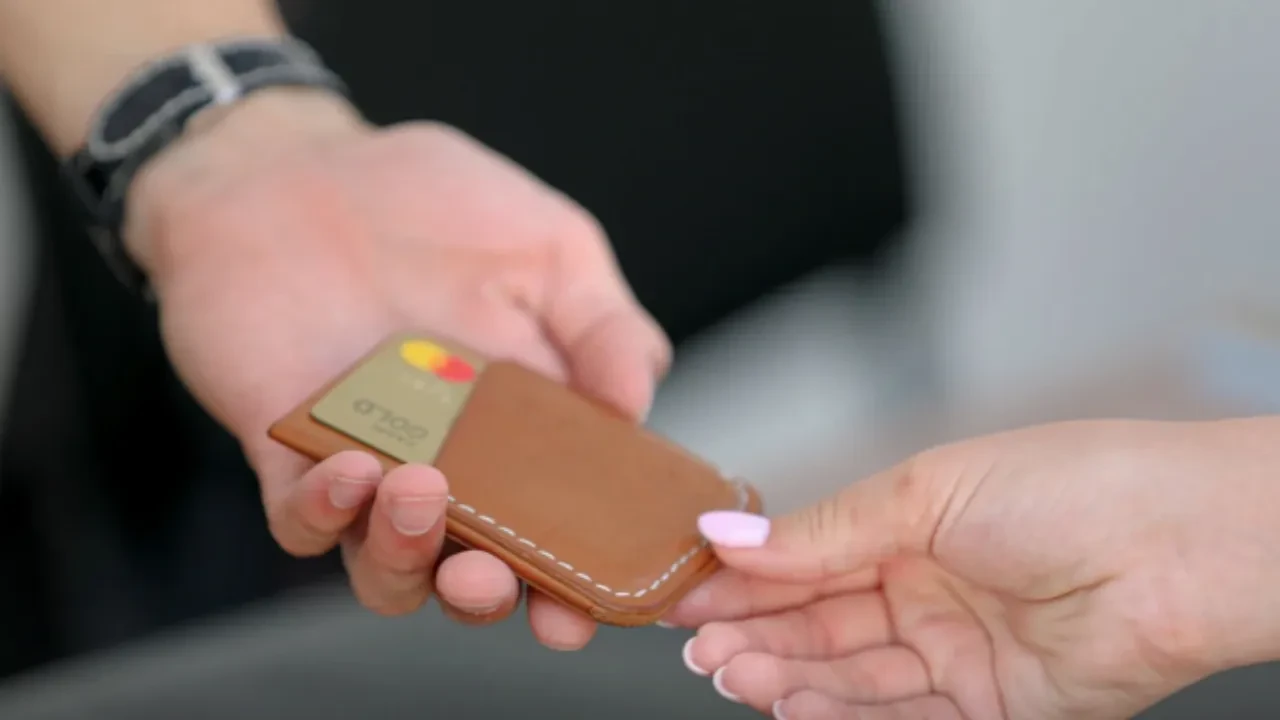 Казахстан вошёл в число мировых лидеров по безналичным платежам