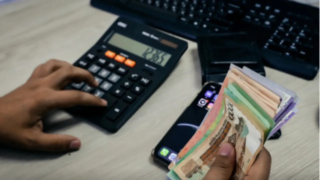 Тысячи казахстанцев месяцами не получают зарплату а сотни нарушителей всё ещё работают