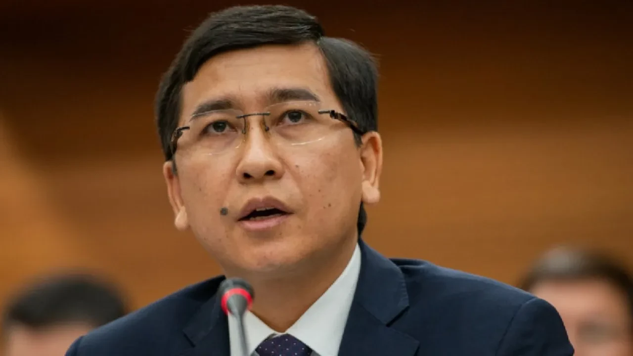 «Пора взрослым вмешаться»: Аймагамбетов предложил ограничить доступ детей к соцсетям