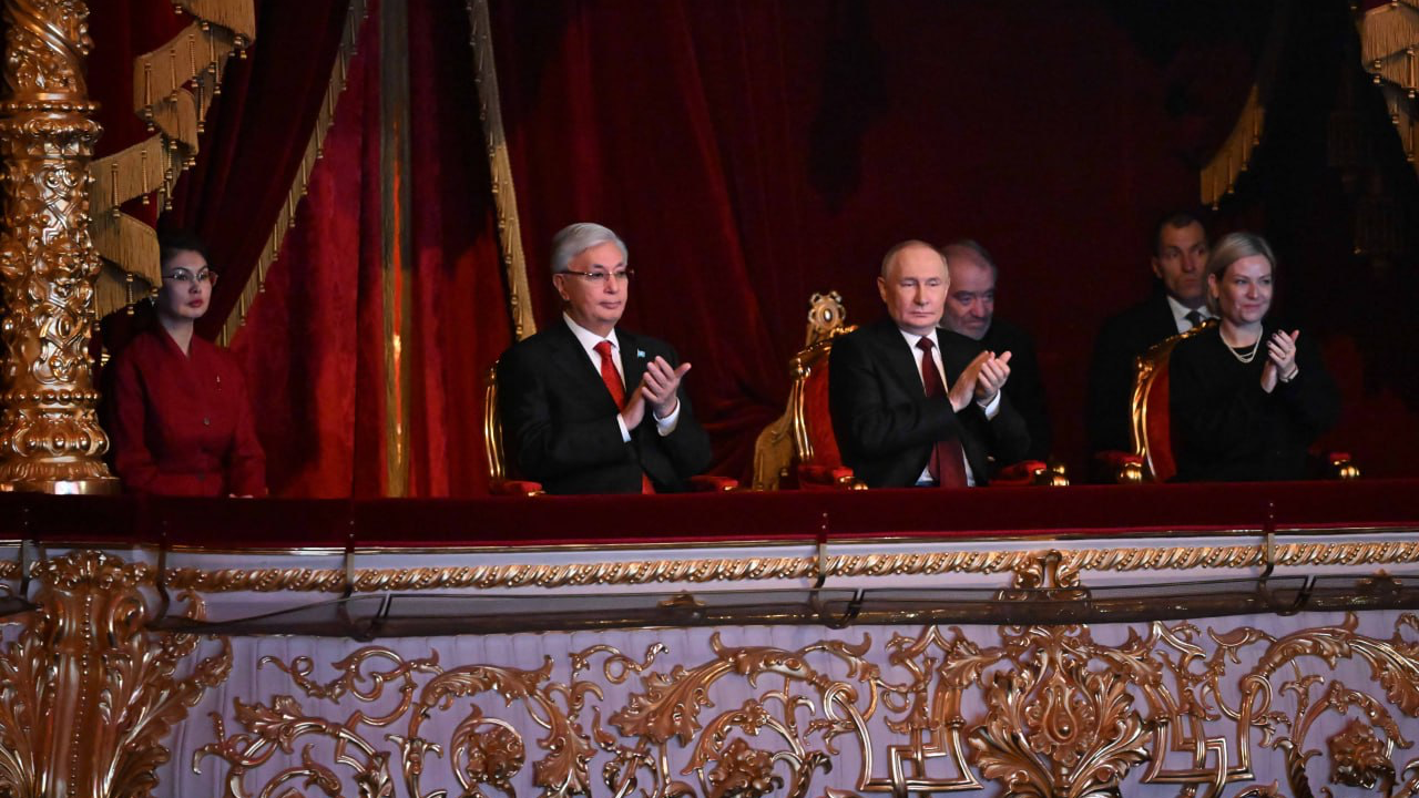 «Сіздер алтынсыздар»: Путин қазақ әртістерінің өнеріне тәнті болды