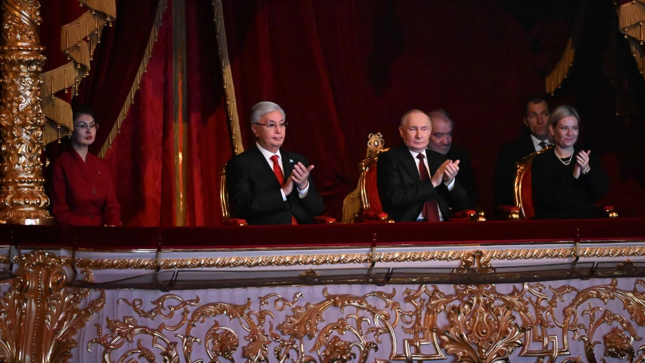 «Сіздер алтынсыздар»: Путин қазақ әртістерінің өнеріне тәнті болды