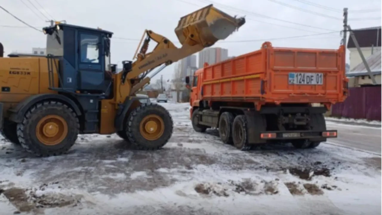 Первый снег в столице: дороги чистят 900 единиц техники
