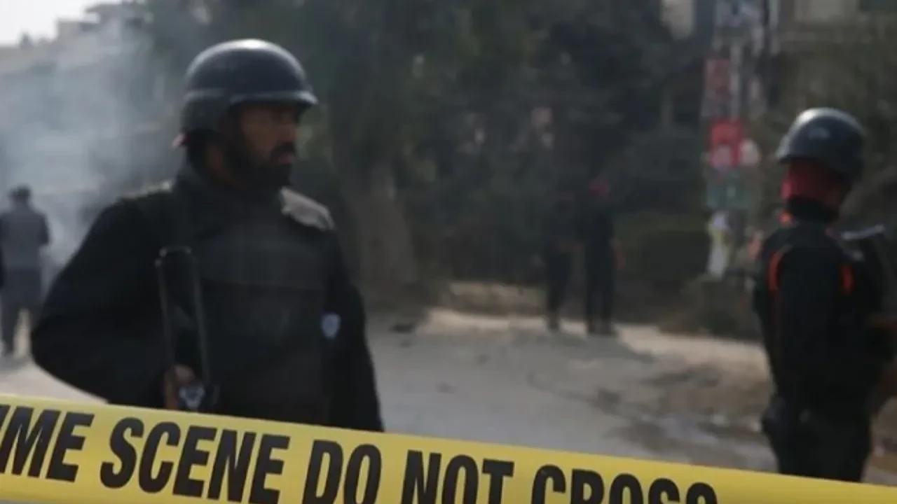 Террорист-смертник взорвался у суда в Пакистане, 12 погибших