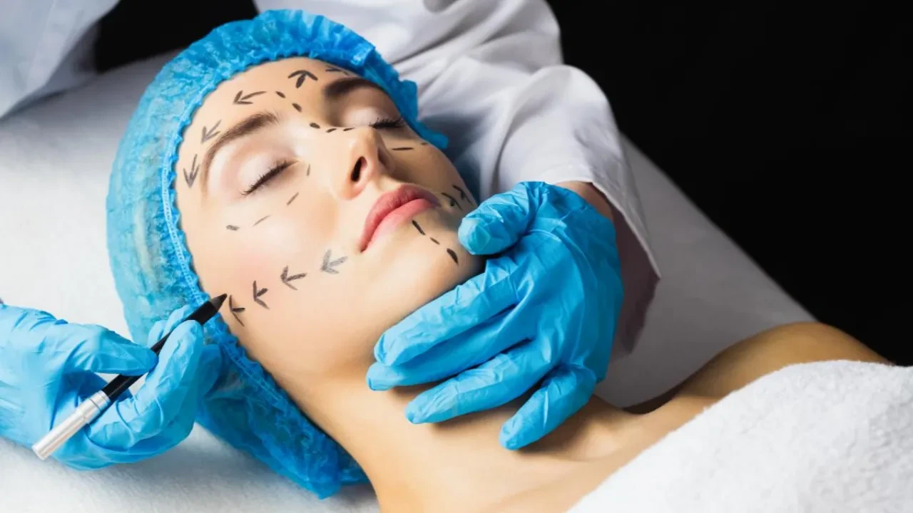 Красота за счет пенсионных: в Казахстане резко выросли изъятия на пластические операции