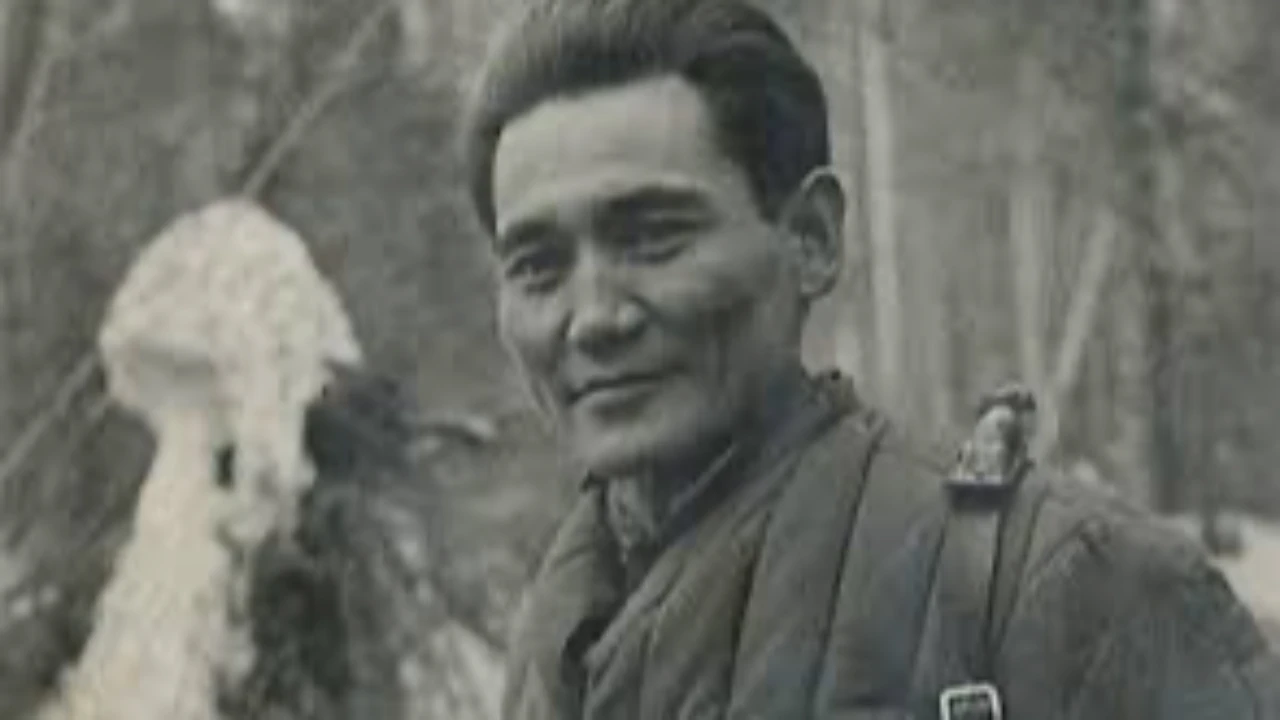 President Tokayev Officially Grants 'People’s Hero' Title to Bauyrzhan Momyshuly