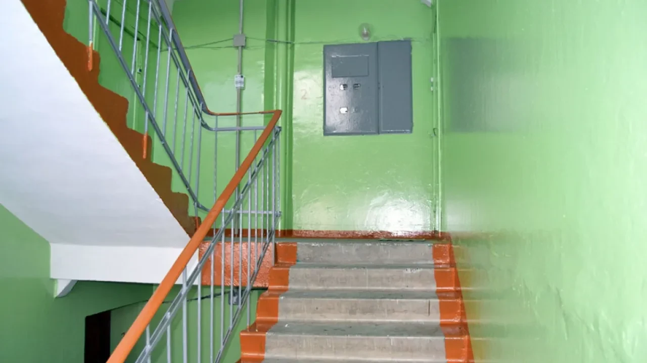 Мужчина оказался в реанимации после удара током в подъезде в Усть-Каменогорске