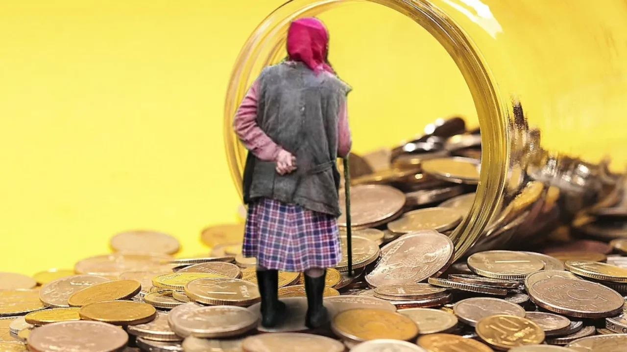 Нацбанк обеспокоен: казахстанцы слишком рано тратят пенсионные накопления