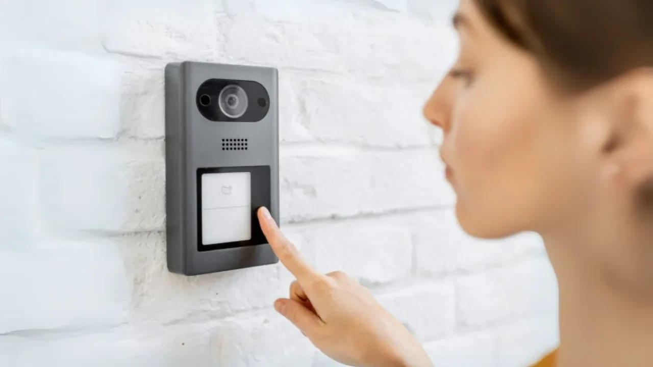 Телефонные мошенники тестируют новую схему через домофоны