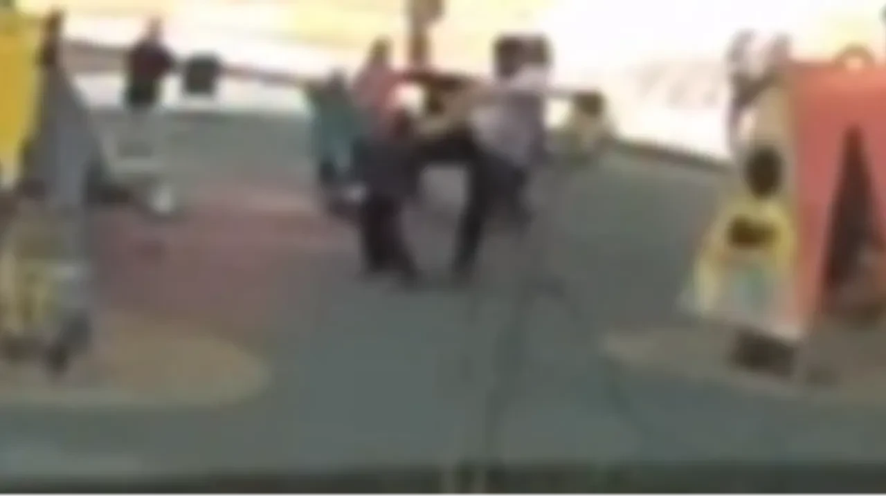 Алматыда ер адам кішкентай баланы аяусыз тепкен (ВИДЕО)