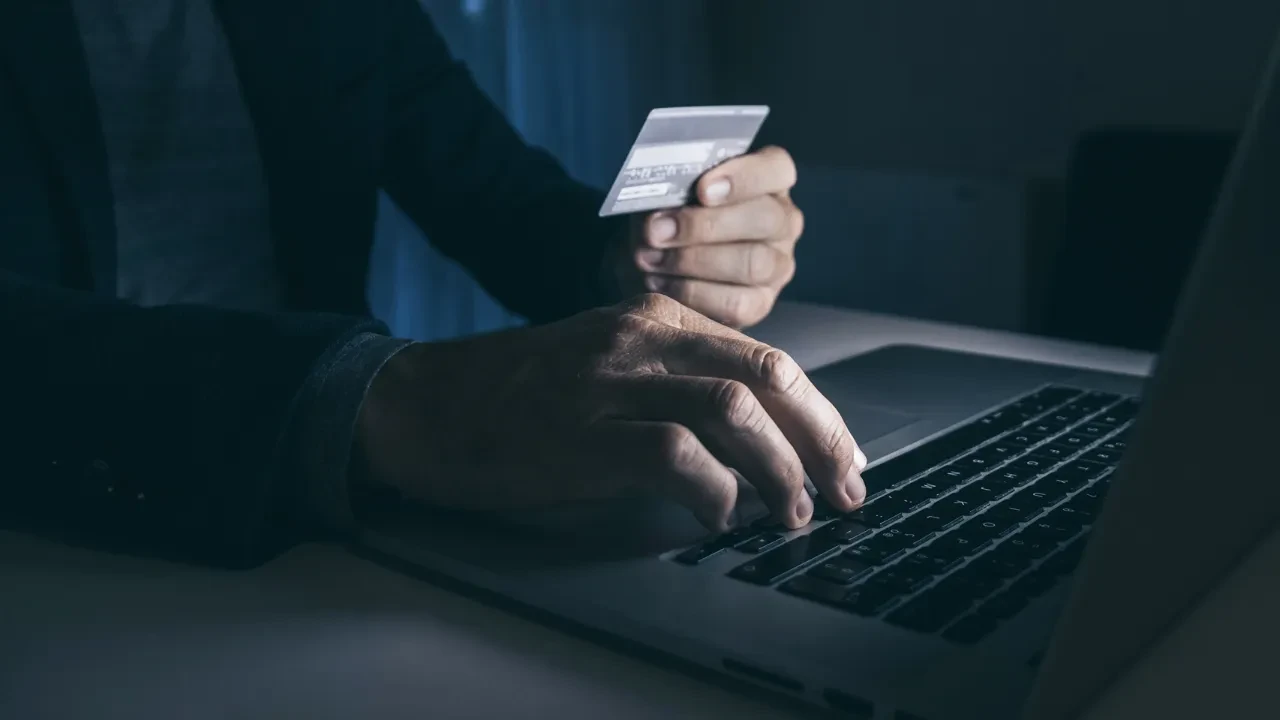 «Легкие деньги» с тяжелыми последствиями: как казахстанцев втягивают в схемы дропперов