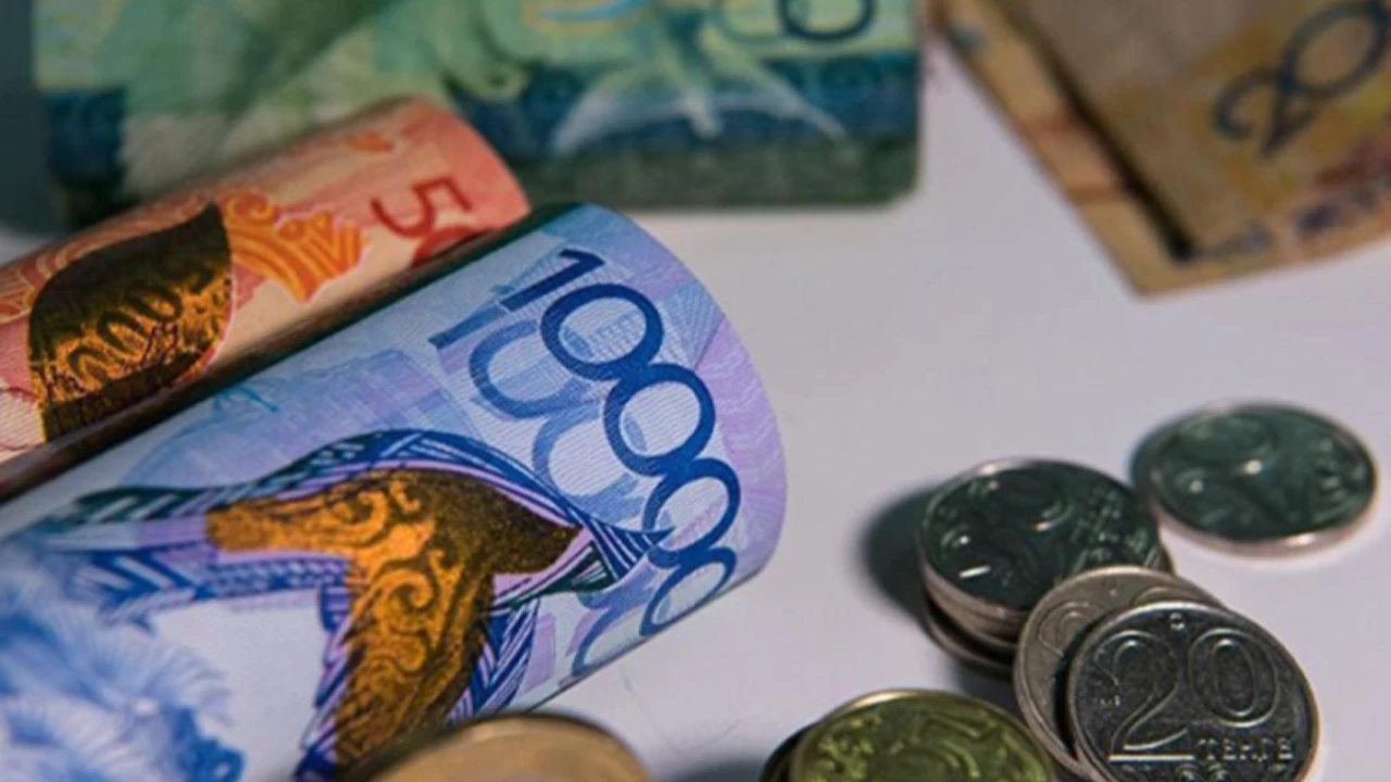 When will salaries in Kazakhstan reach 600,000 tenge?