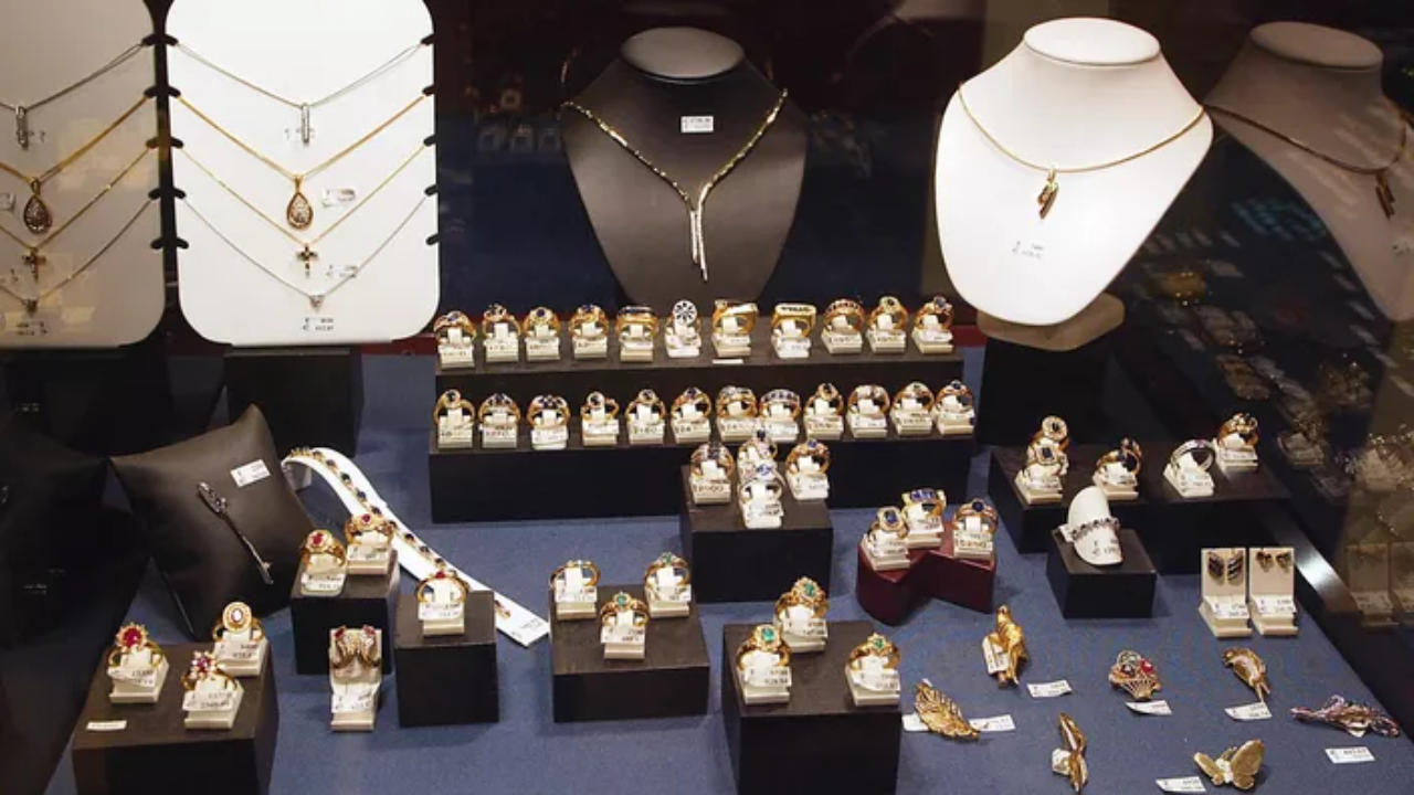 Парижде тағы да ұрлық: Алаяқ 150 мың еуроның сапфирін қолды қылды