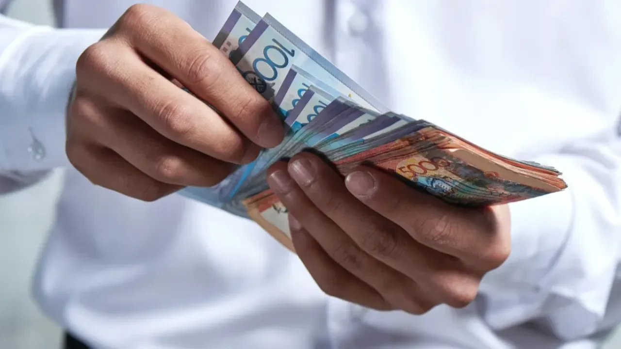 Экономист әр қазақстандыққа ай сайын 300 мың теңгеден беріп отыруды ұсынды