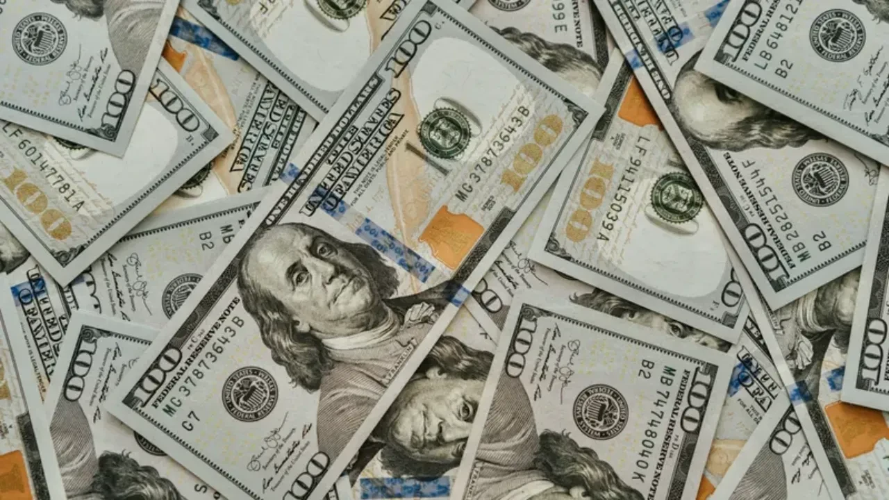 Доллар опустился ниже 500 тенге на бирже