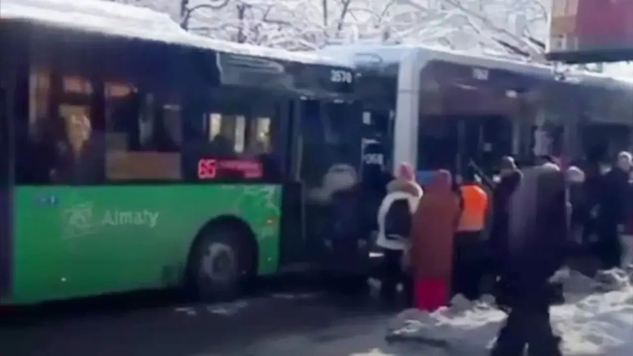 ДТП с участием автобуса и троллейбуса произошло в Алматы