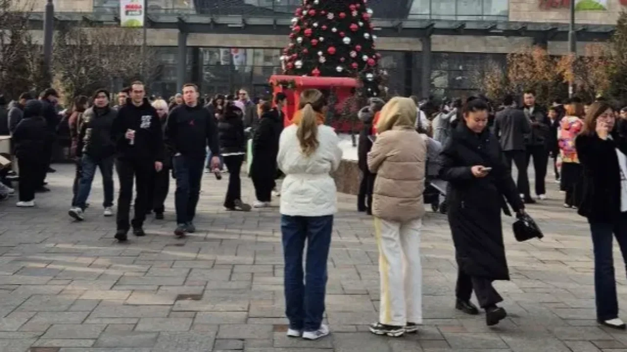 Эвакуация в Алматы: два ТЦ проверяют после угрозы минирования