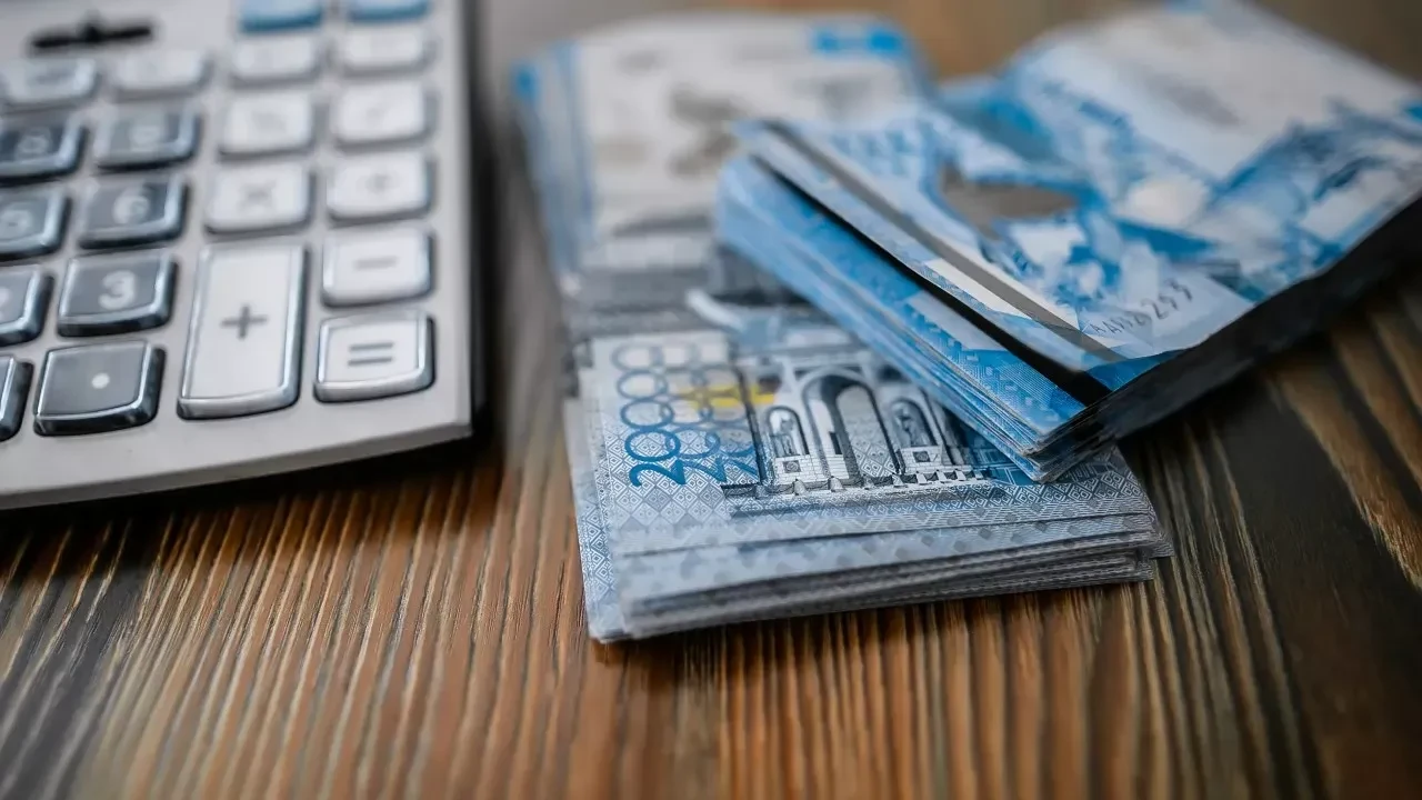 Казахстанцев получающих доход из нескольких источников обяжут доплачивать налог