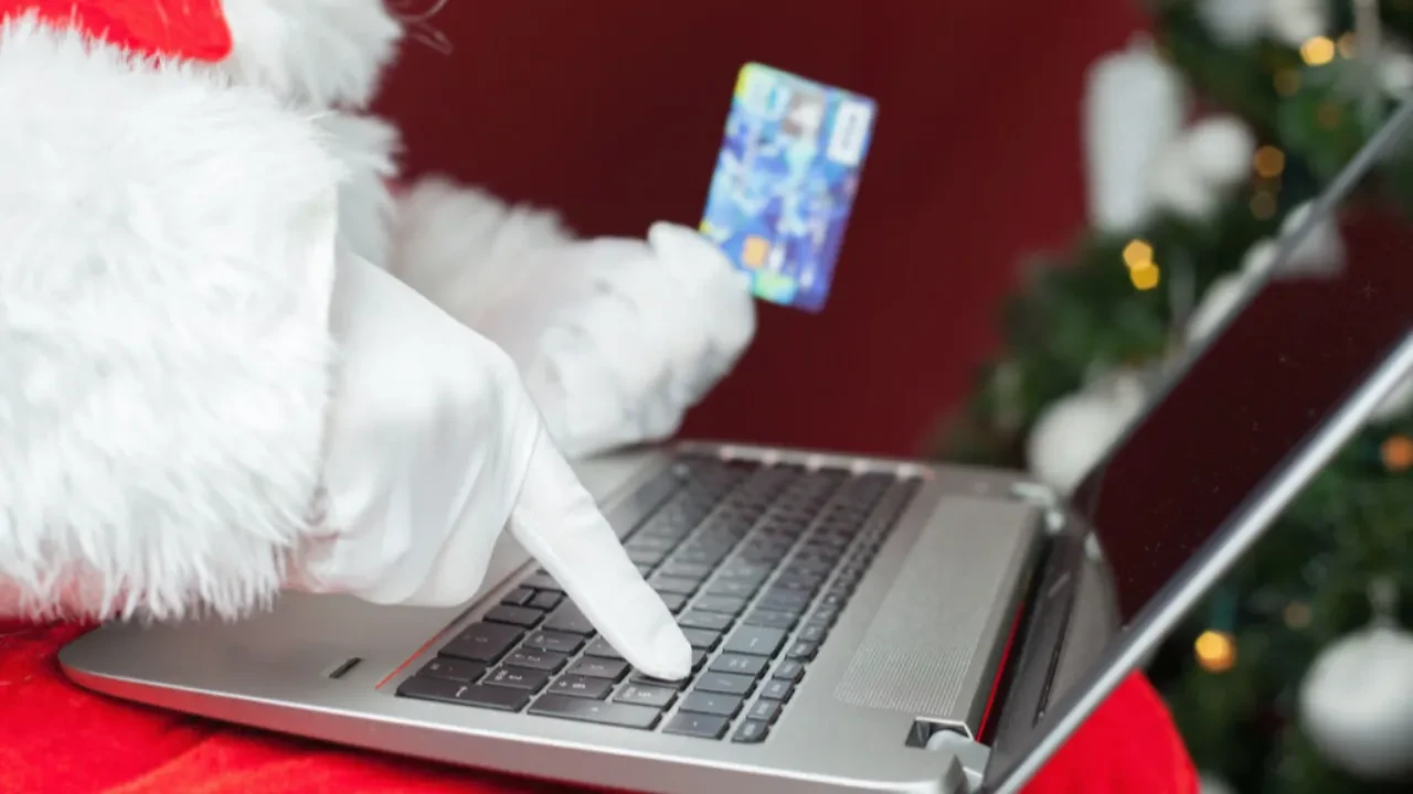 Новогодние открытки с ловушкой: мошенники атакуют казахстанцев праздничными поздравлениями