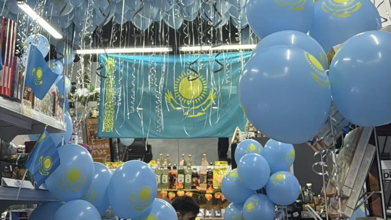 Тәуелсіздік күніне орай ерекше безендірілген дүкен