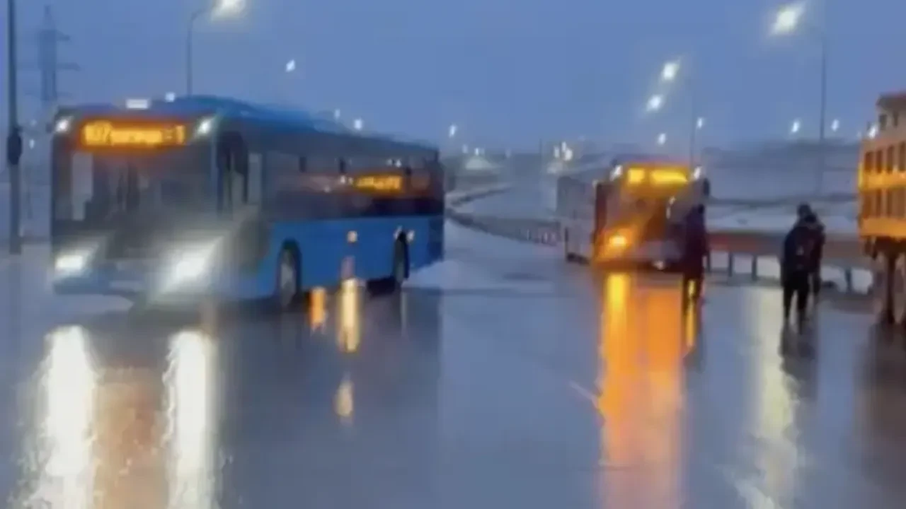 500 машин застряли на трассе Караганда – Астана из-за непогоды