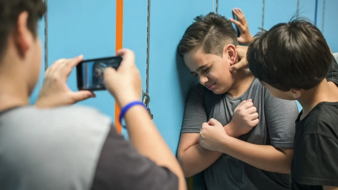 Павлодарда мектеп оқушылары жеті жасар баланың тілін кеспек болған