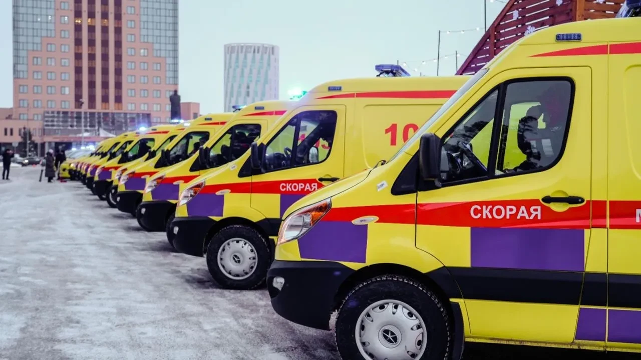 Трагедия на высоте в Петропавловске: один рабочий погиб, второй чудом выжил