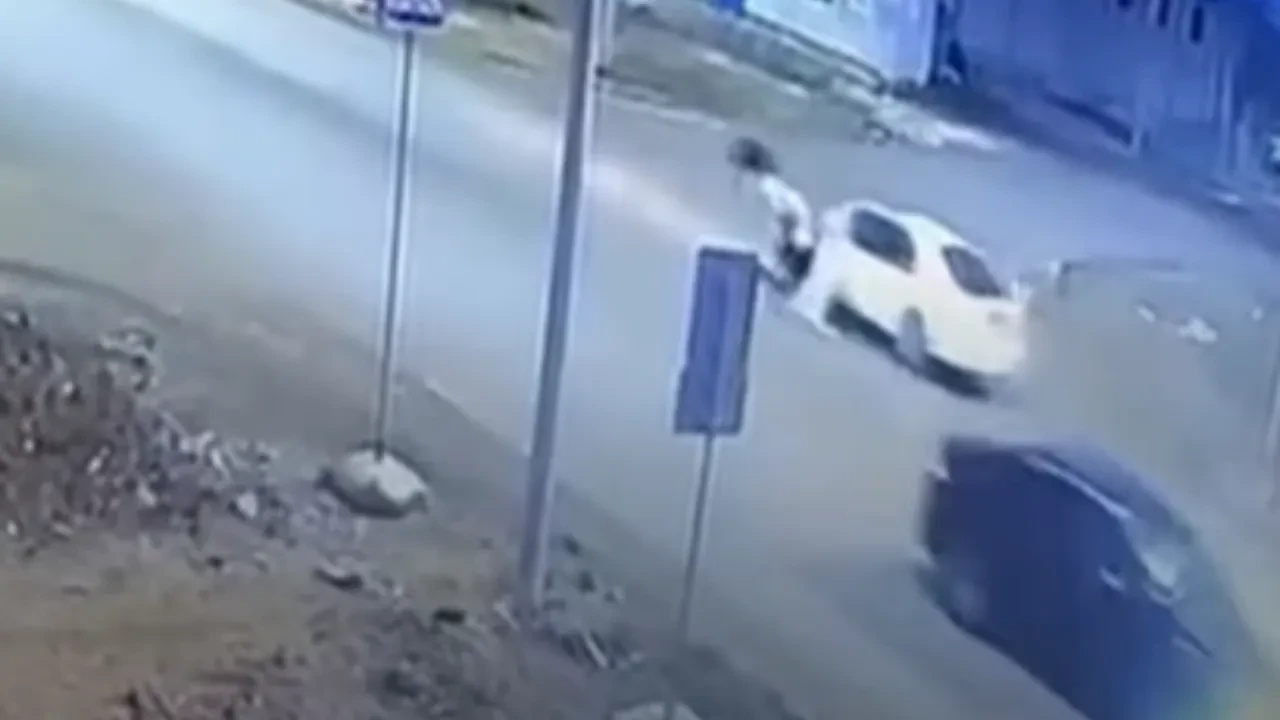 Екі оқушыны жаяу жүргіншілер жолында қағып кетті (ВИДЕО)