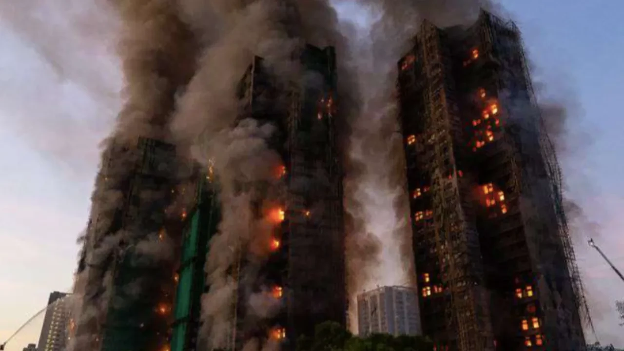 В Гонконге по делу о крупном пожаре в ЖК арестовали 11 человек