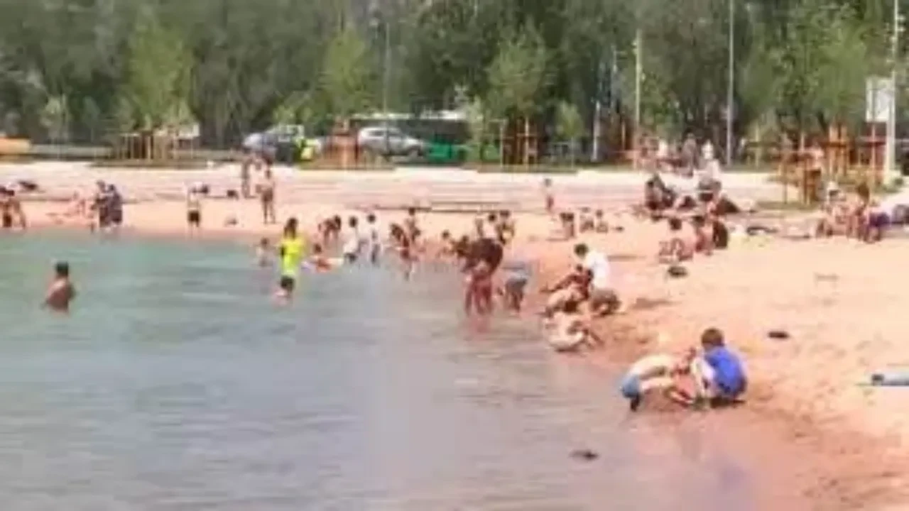 Полицейские штрафуют отдыхающих у Сайрана: 19 500 тенге за мусор