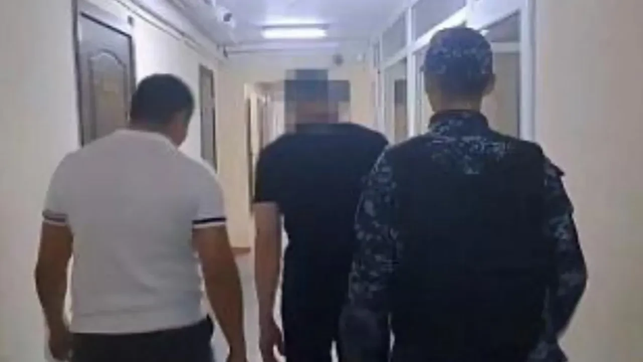 Қарағандыда екі дәрігерді соққыға жықты деген күдікті қамауға алынды