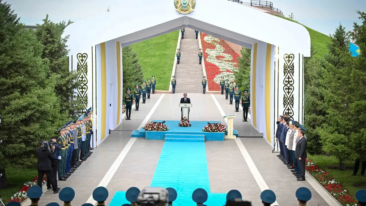 Президент Мемлекеттік ту көтеру рәсіміне қатысты