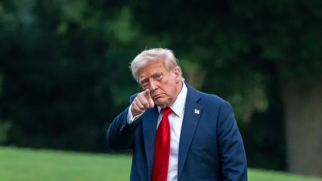 Трамп Ресей мен оның серіктестеріне қарсы 100 пайыздық баж салығын енгізетінін мәлімдеді