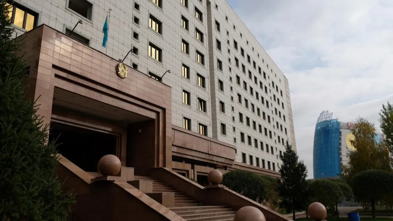 Астанада белгісіз ер адам Министрліктер үйінде от қойды