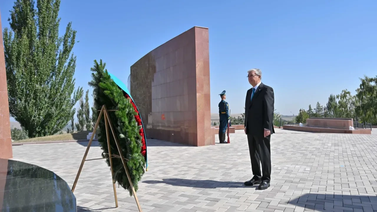 Тоқаев Қырғызстандағы сапарын «Ата бейітке» зиярат етуден бастады