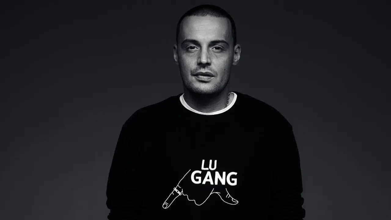 «Оның әндері өмірімді құртты, енді мен оның әндерін жоямын» - миллиардер
