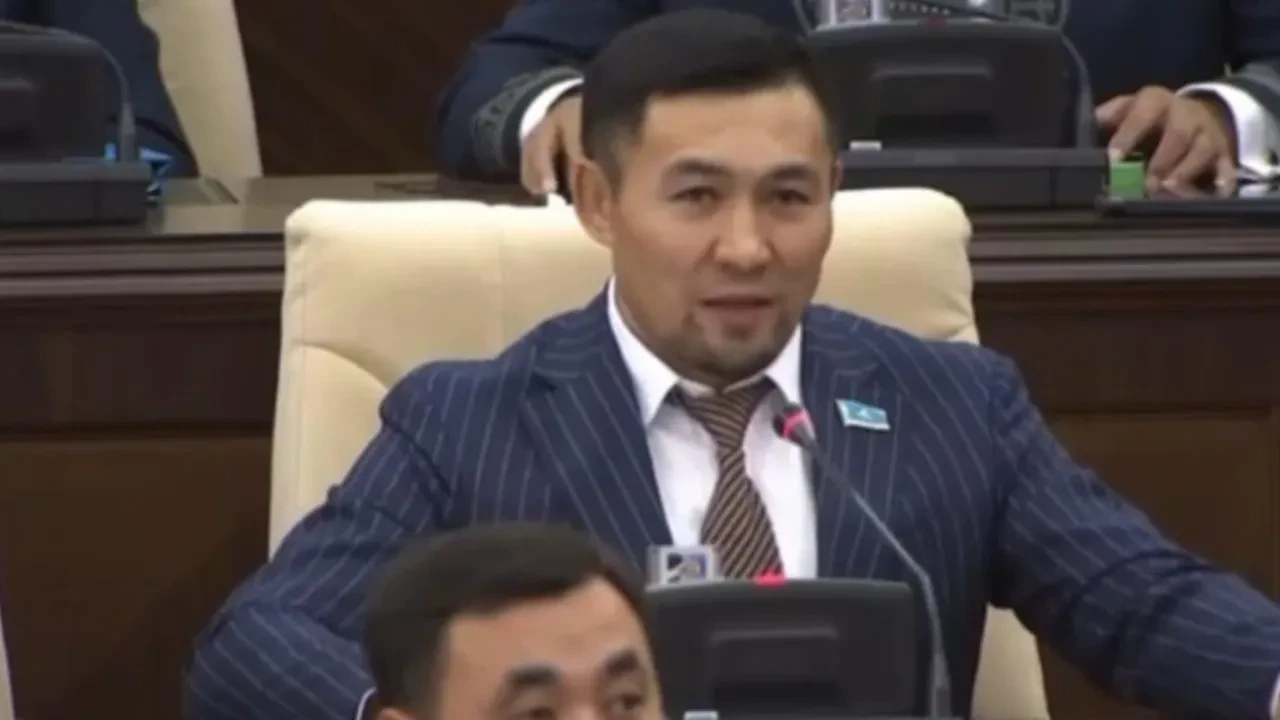 Мәжіліс депутаттарға мінберден анасын құттықтауға рұқсат берді