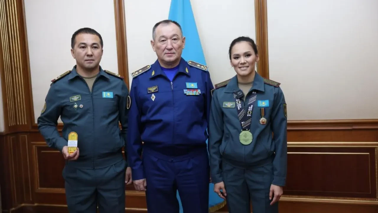 Қорғаныс министрі бокстан екі дүркін әлем чемпионын медальмен марапаттады