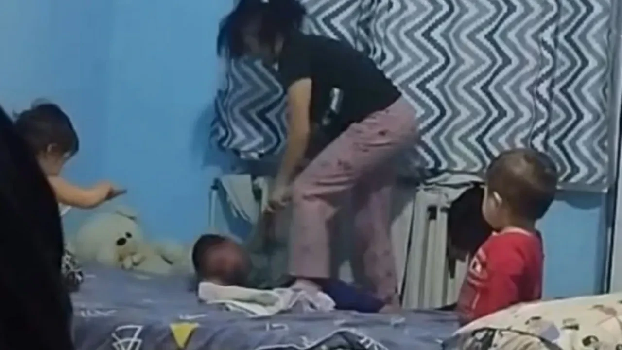 Жаркентте баласын батареяға байлап ұрған әйел қамауға алынды